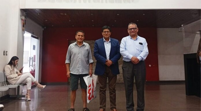 Alcalde de Concepción asiste en short y sandalias a Provías Descentralizado en Lima