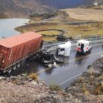 Chofer de tráiler se salva de milagro en aparatoso accidente