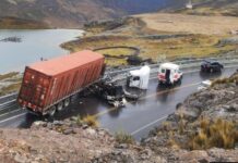 Chofer de tráiler se salva de milagro en aparatoso accidente