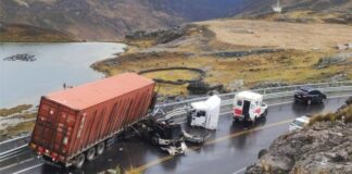 Chofer de tráiler se salva de milagro en aparatoso accidente
