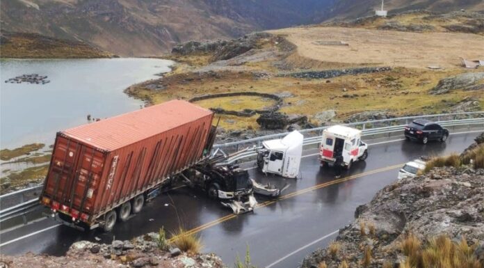 Chofer de tráiler se salva de milagro en aparatoso accidente