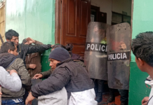 Pobladores arremeten contra comisaría exigiendo investigación de joven desaparecido
