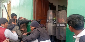 Pobladores arremeten contra comisaría exigiendo investigación de joven desaparecido