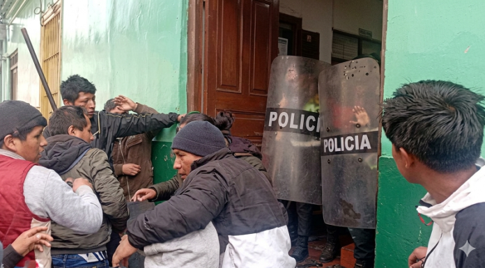 Pobladores arremeten contra comisaría exigiendo investigación de joven desaparecido