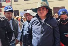 Alcalde de Huancayo se encadena pidiendo transferencia de utilidades de Caja Huancayo