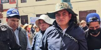 Alcalde de Huancayo se encadena pidiendo transferencia de utilidades de Caja Huancayo