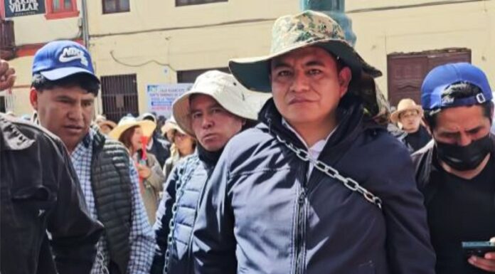 Alcalde de Huancayo se encadena pidiendo transferencia de utilidades de Caja Huancayo