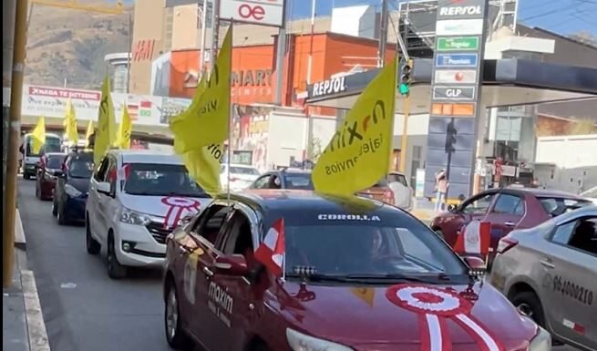 Maxim y sus socios conductores participaron en desfile por Fiestas Patrias en Huancayo