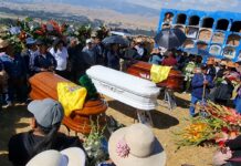 Pumpunya entierra a sus muertos tras el devastador sismo de magnitud 5.1