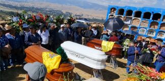 Pumpunya entierra a sus muertos tras el devastador sismo de magnitud 5.1