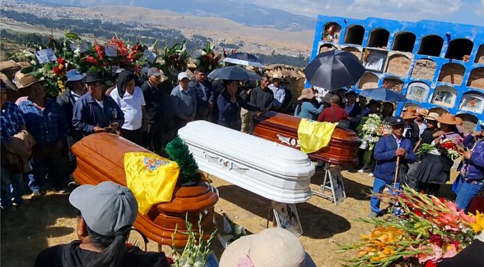 Pumpunya entierra a sus muertos tras el devastador sismo de magnitud 5.1