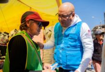 Rafael Meza llega a la feria semanal de Juna Parra sdel Riego para escuchar, atender y solucionar