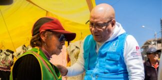 Rafael Meza llega a la feria semanal de Juna Parra sdel Riego para escuchar, atender y solucionar