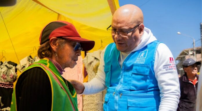 Rafael Meza llega a la feria semanal de Juna Parra sdel Riego para escuchar, atender y solucionar