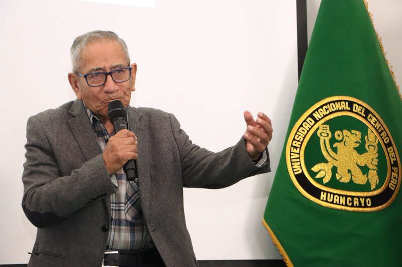 El escritor Félix Huaman Cabrera fue uno de los principales ponentes en la primera jornada.